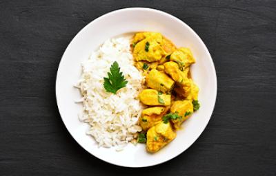 El pollo es una de las carnes que más se usan en los diferentes tipos de curry.