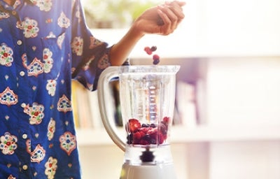 Los smoothies se pueden preparar en una licuadora portátil o tradicional.