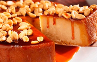 Un juego de texturas con un flan de maní.