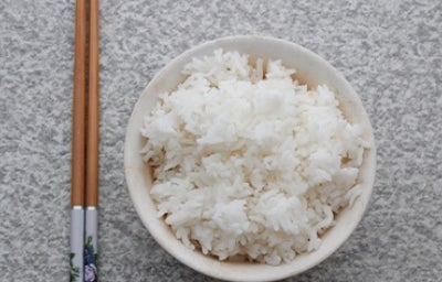 Palitos chinos con bowl de arroz para hacer sushi