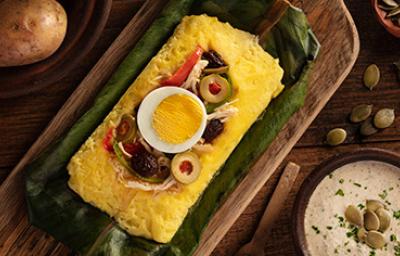 Plato con tamales dulces y salados envuelto en hoja de choclo 