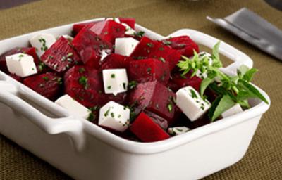 Ensalada de remolacha con queso.