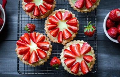 Tartaletas de frutillas con crema pastelera.