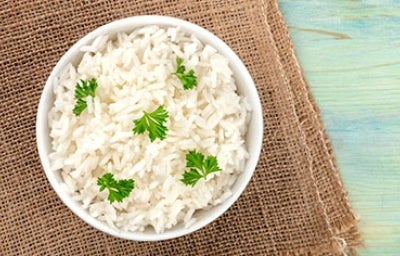 Al hacer arroz se pueden añadir hierbas aromáticas, como cilantro o perejil.