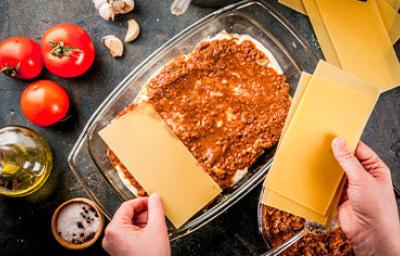 Canelones con salsa bechamel.