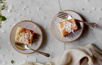 Dos porciones de un pastel sencillo con ralladura de coco.