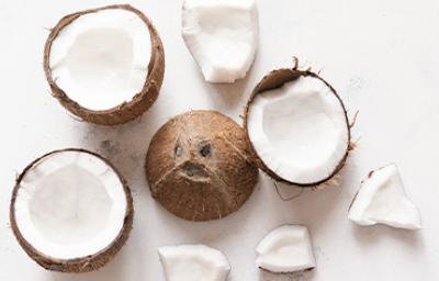 El coco tiene la pulpa blanca y agua en su interior.