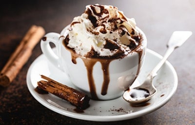 La crema batida es todo un clásico con bebidas con café y chocolate.