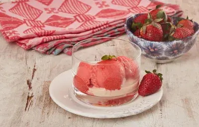 Helado de Fresa con Salsa de Vainilla Helado de Fresa con Salsa de Vainilla