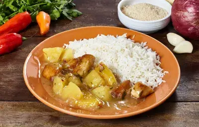 Pollo en salsa de piña y naranja