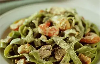 Fetuccini con pollo y camarones a la crema Fetuccini con pollo y camarones a la crema