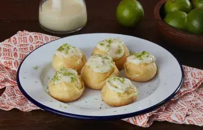 Profiteroles de chessecake de limón