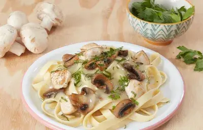 Fetuccini en crema de hongos Fetuccini en crema de hongos