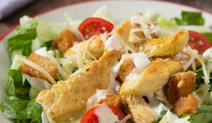 Disfruta de una ensalada César con pollo y salsa casera: ¡Lista en solo 25 minutos! 9 Merca2.es Ahora llega el momento de cocinar el pollo, así que a calentar la sartén